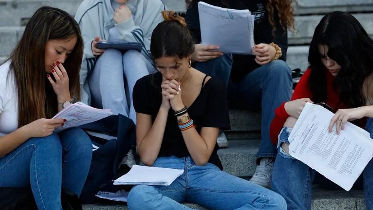 Estudiantes repasan sus apuntes antes de llevar a cabo los exámenes de la PAU
