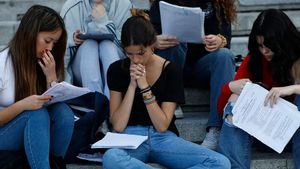 Estudiantes repasan sus apuntes antes de llevar a cabo el primer examen de la PAU.
