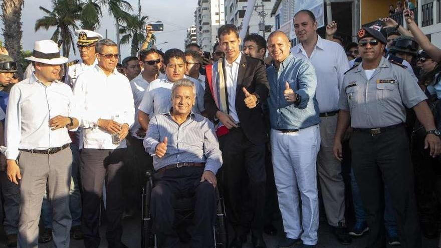 Guaidó (de pie), al lado del presidente ecuatoriano, Lenín Moreno, sentado en una silla de ruedas. // Efe