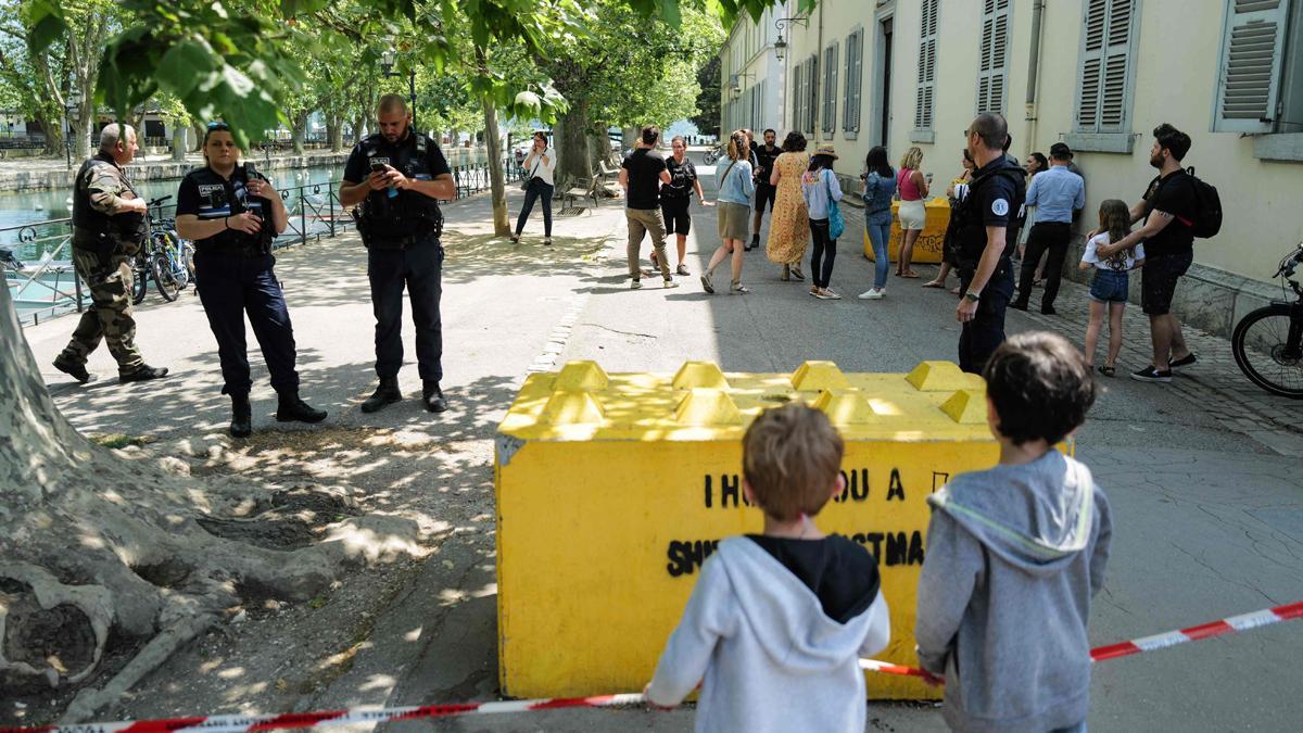 Varios heridos, algunos de ellos niños, en un apuñalamiento en un parque de Annecy (Francia)
