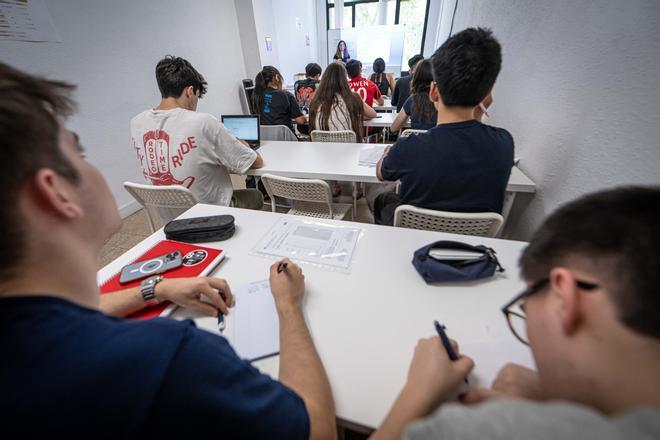 Llega la selectividad 2026: detectores de dispositivos electrónicos, cero por copiar y presión por las notas de corte