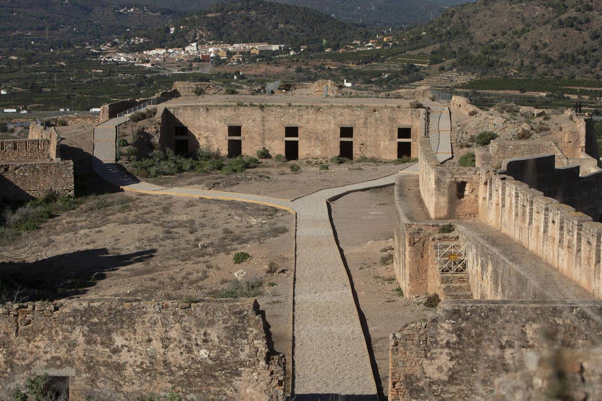 Itinerario marcado en una de las plazas del Castillo.