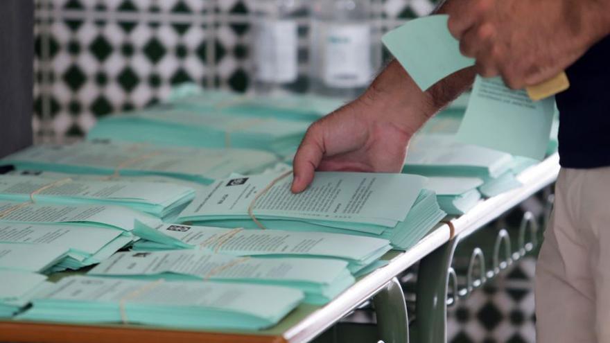 Papeletas en un colegio electoral de Málaga. | ÁLEX ZEA