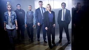 Imagen promocional de los protagonistas de ’CSI: Cyber’, con Patricia Arquette en el centro.