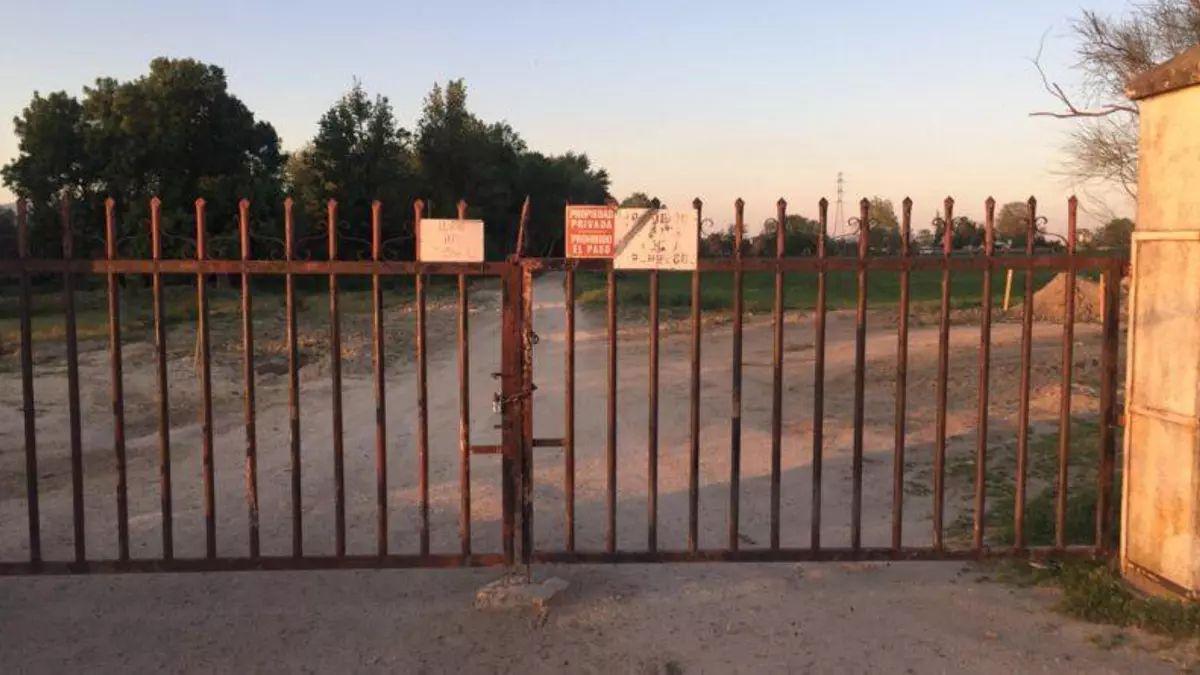 Camino cerrado por una verja