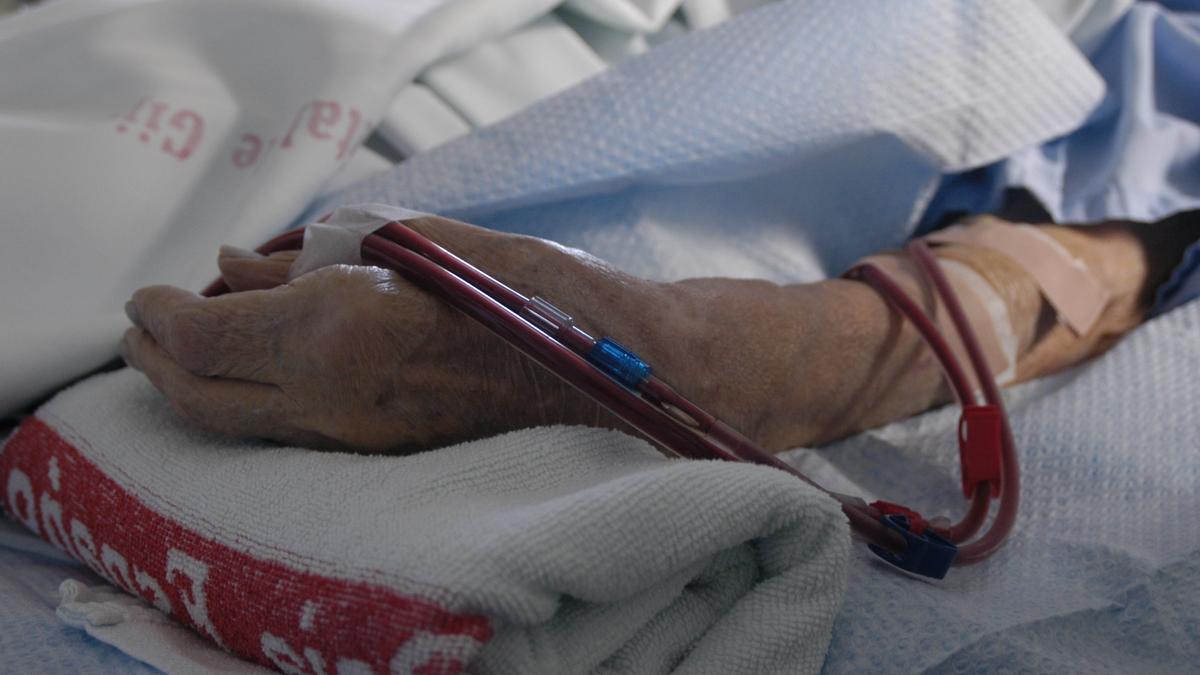 Una mujer recibe hemodiálisis para poder sostener de forma artificial su riñón dañado por la enfermedad crónica.