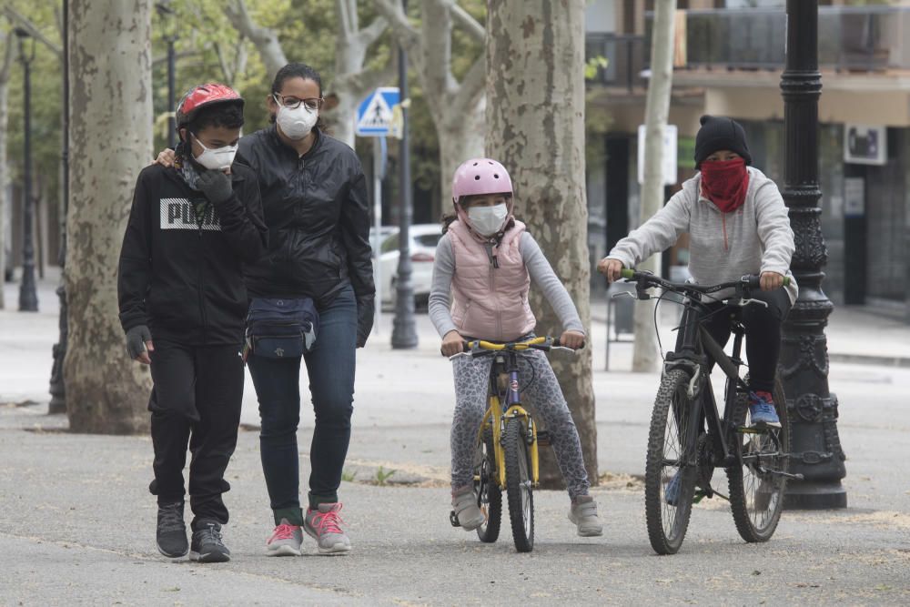 Els menors de 14 anys poden sortir a passejar una hora al dia acompanyats d''un adult