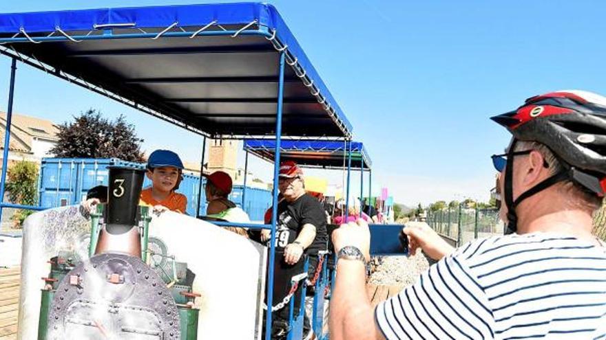 Les fotos als passatgers del tren, tot un ritual abans de la sortida des de Callús