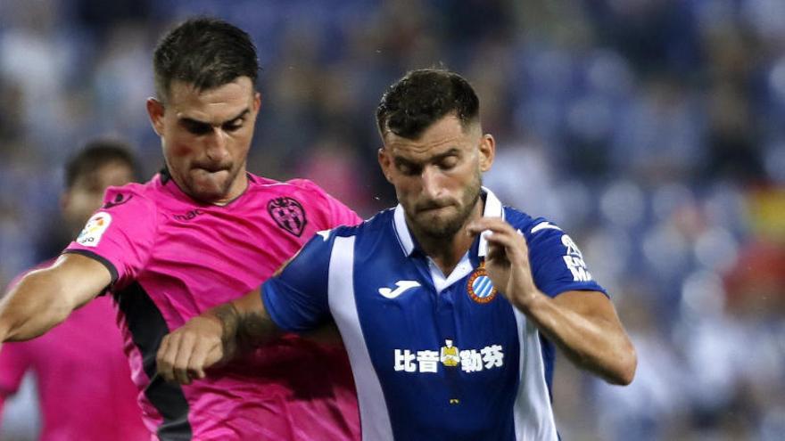 Leo Baptistao (d) disputa un balón ante el defensa Sergio Postigo.