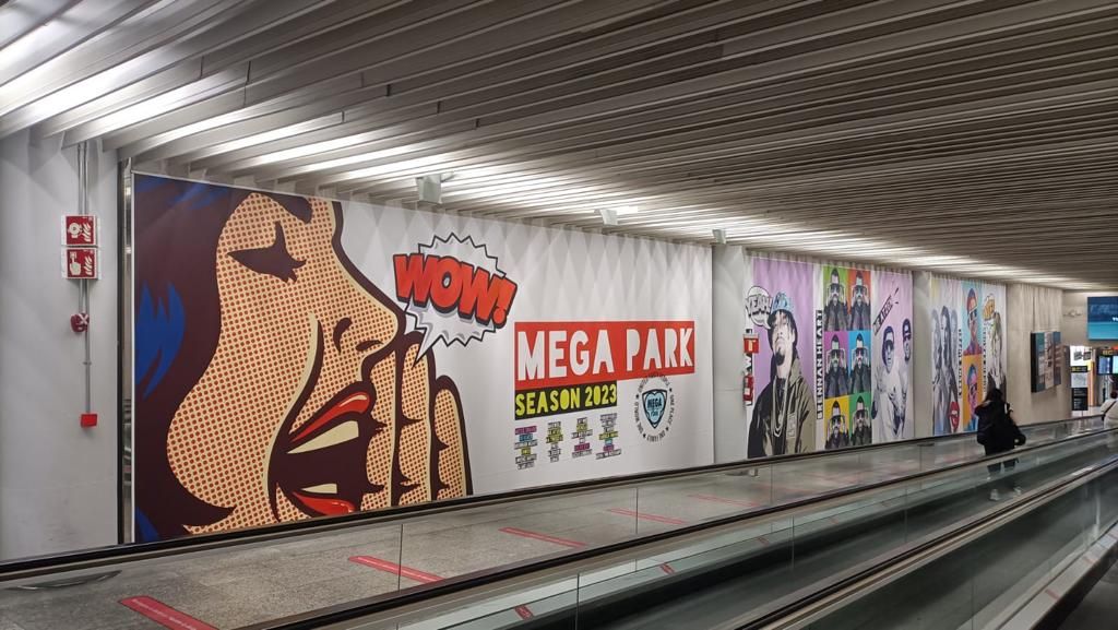 Der Megapark wirbt am Flughafen Mallorca im Pop-Art-Stil für seine Künstler