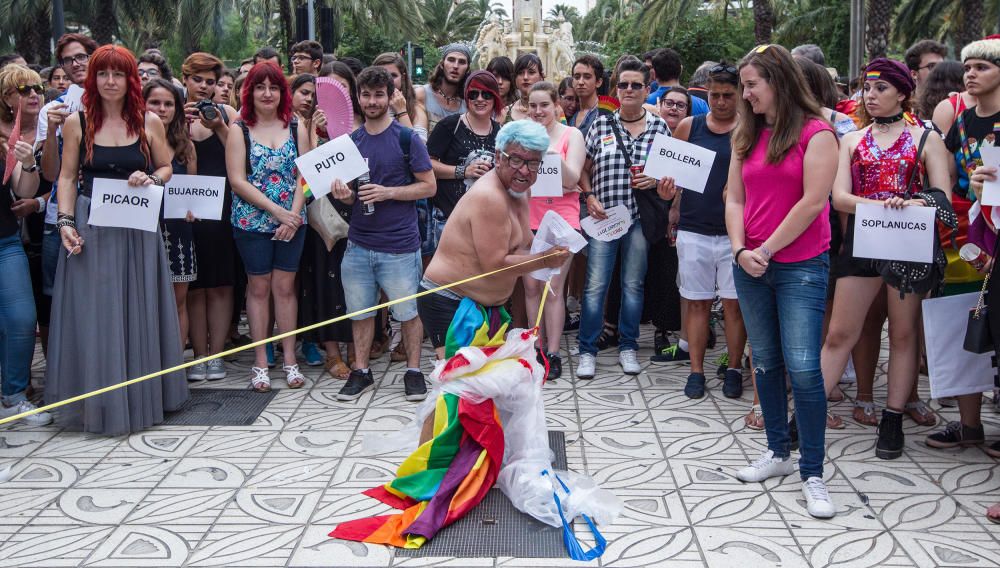 Alicante ondea la bandera del Orgullo LGTBI