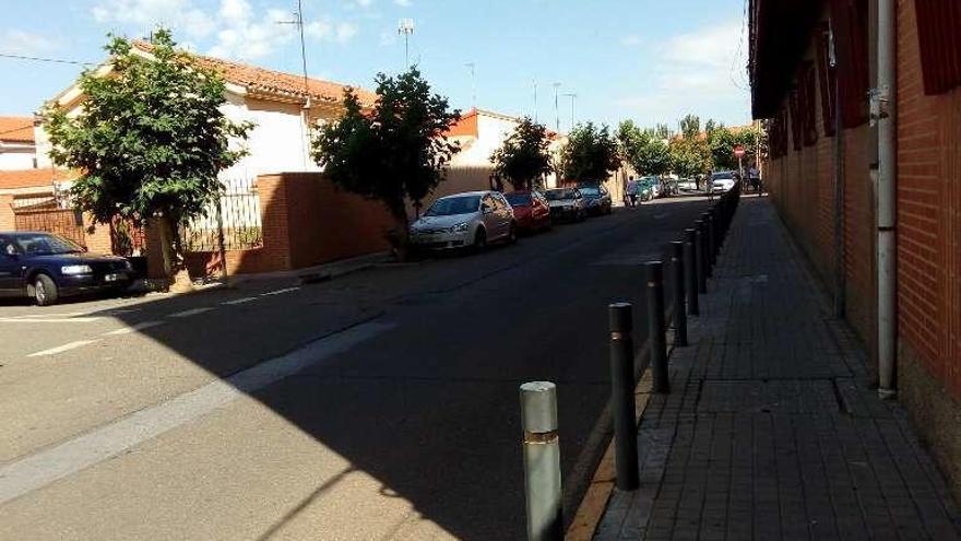 Una de las calles del barrio de las Eras que se van a urbanizar.