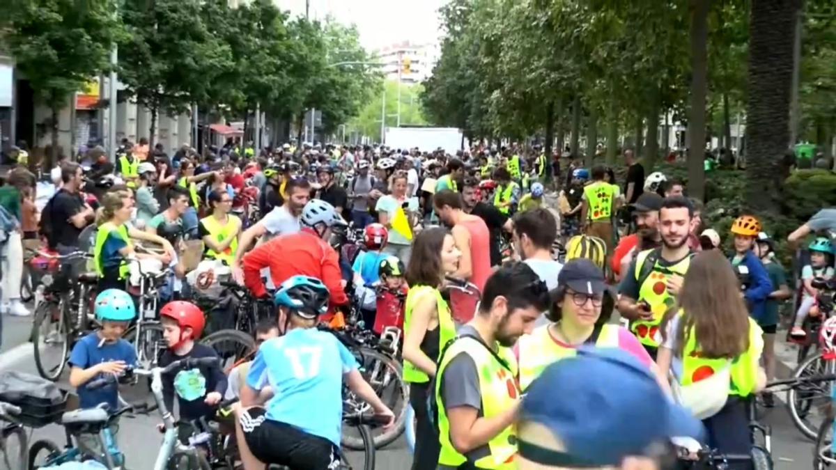 Bicicletada reclama en Barcelona una red segura para los niños en bici