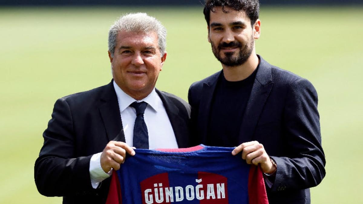 Laporta y Gündogan, en la presentación del alemán en la ciudad deportiva del Barça.