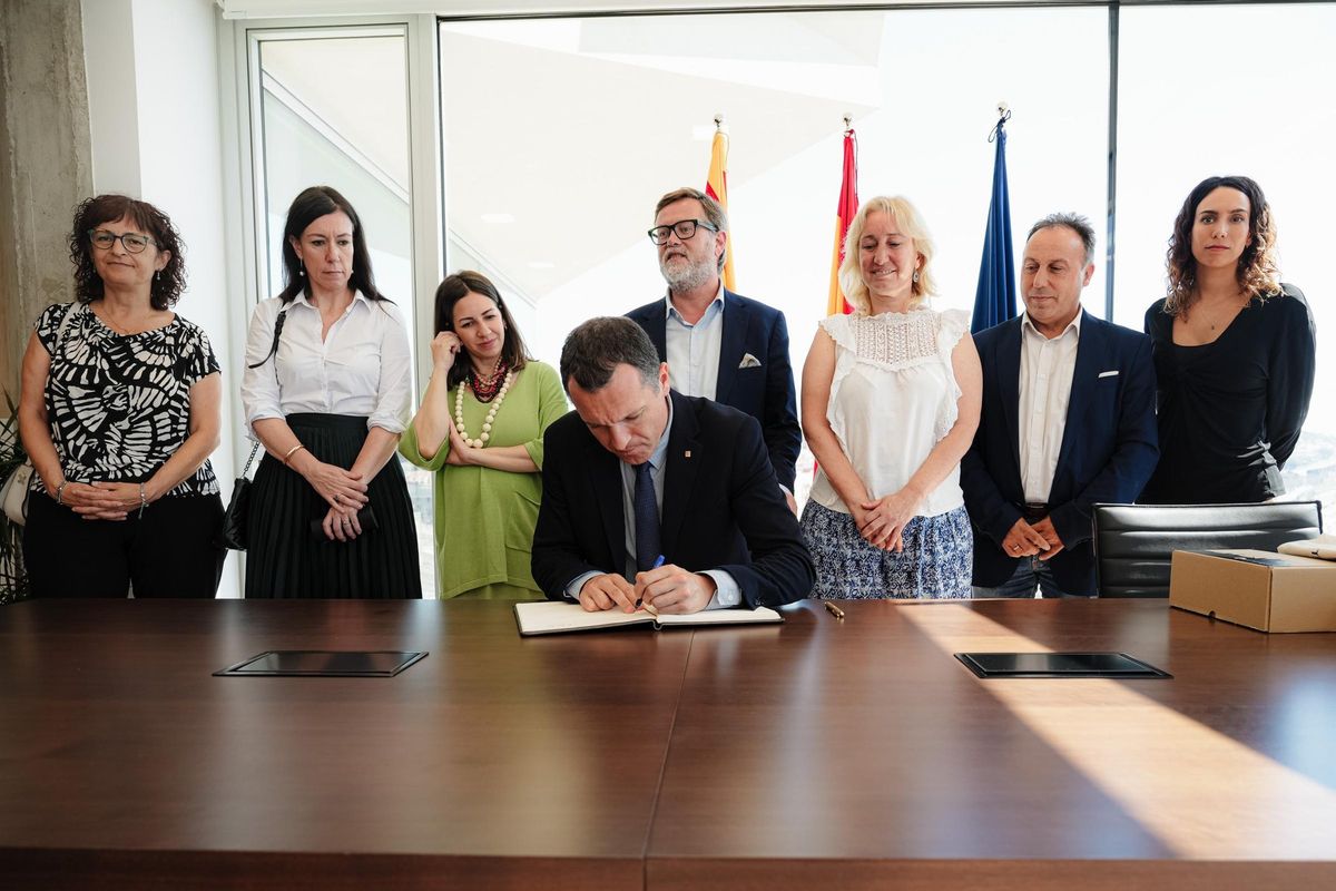 Firma de la alianza, con el conseller de Agricultura de la Generalitat, Òscar Ordeig.