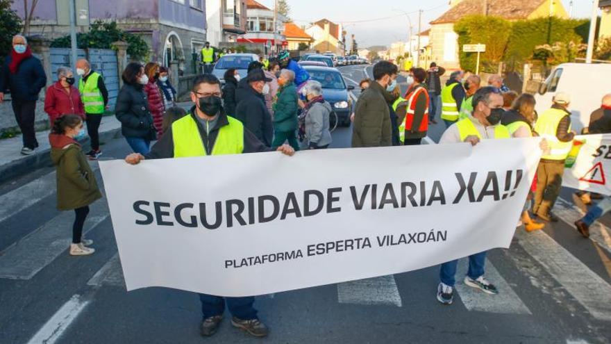 Concentración de protesta de los vecinos de Vilaxoán en la PO-549, hace un año.  | // IÑAKI ABELLA