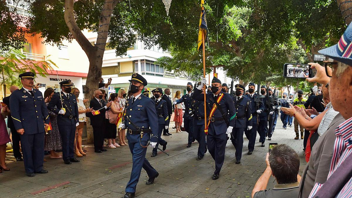 Efectivos del Ejército del Aire desfilan por la avenida José Mesa y López, ayer. | | ANDRÉS CRUZ