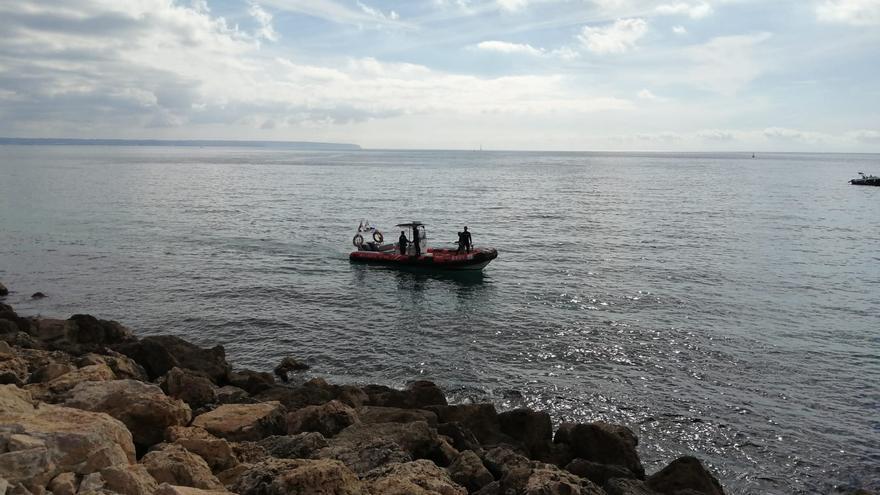 Hallan un cadáver en el mar frente a la catedral de Palma