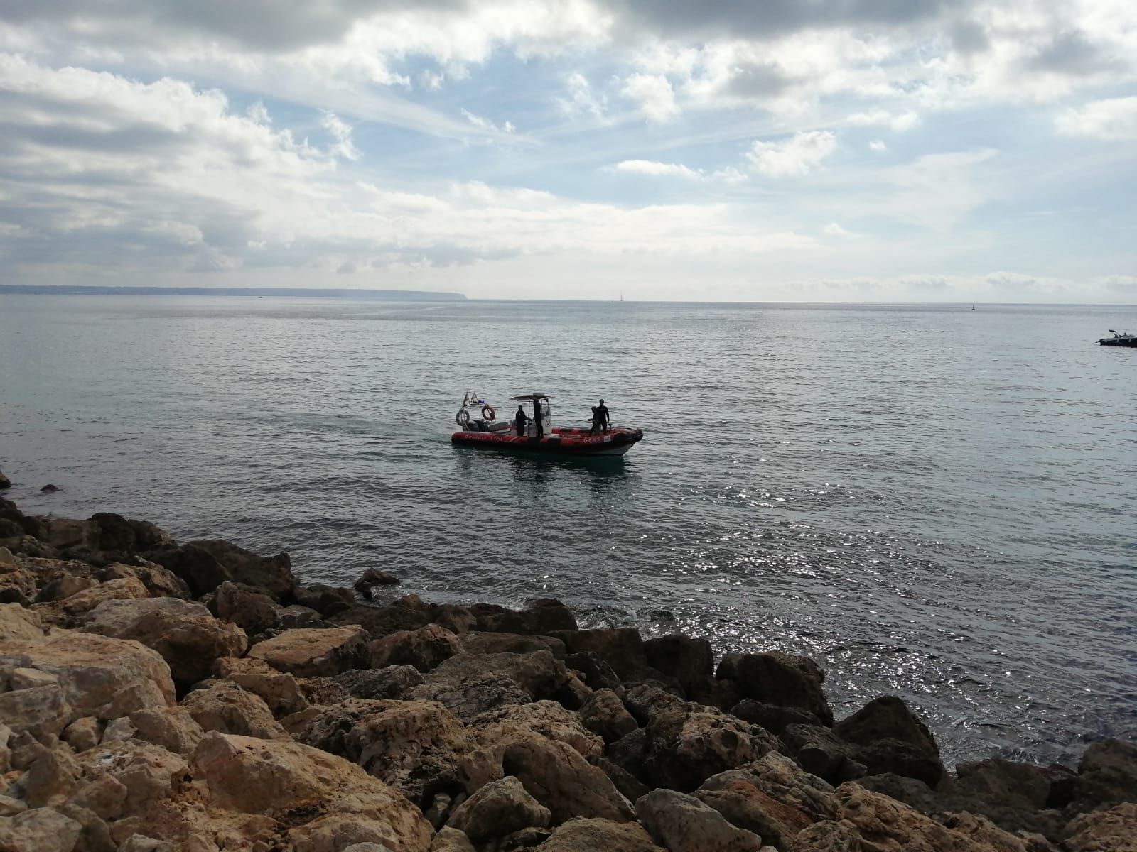 Hallan un cadáver en el mar frente a la catedral de Palma