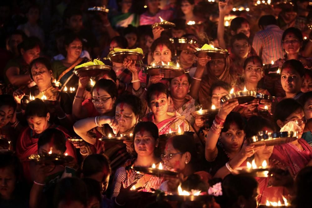 Hindús participant al ritual Puyá, a Bangladesh.