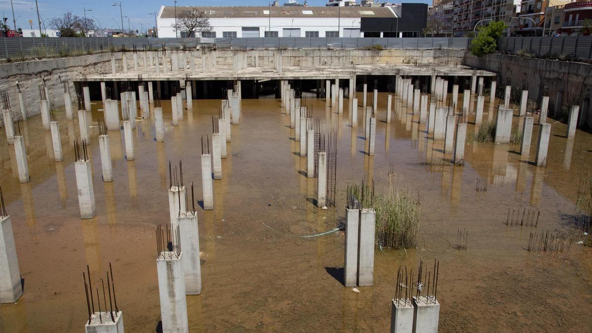 El solar inacabado junto a la calle Joanot Martorell, lleno de agua, en una imagen de archivo.