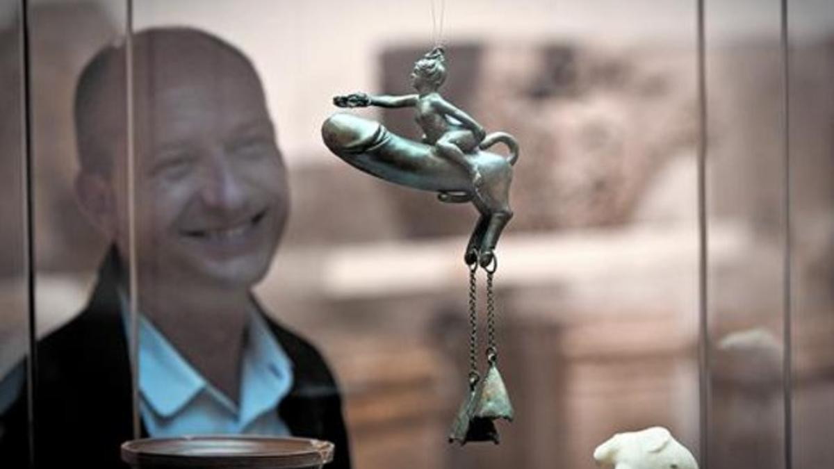 Xabier Llovera, director del Museu d'Arqueologia de Catalunya, admira el 'Falo de Sasamón', extraordinaria pieza de bronce y con supuestos poderes contra el mal de ojo.