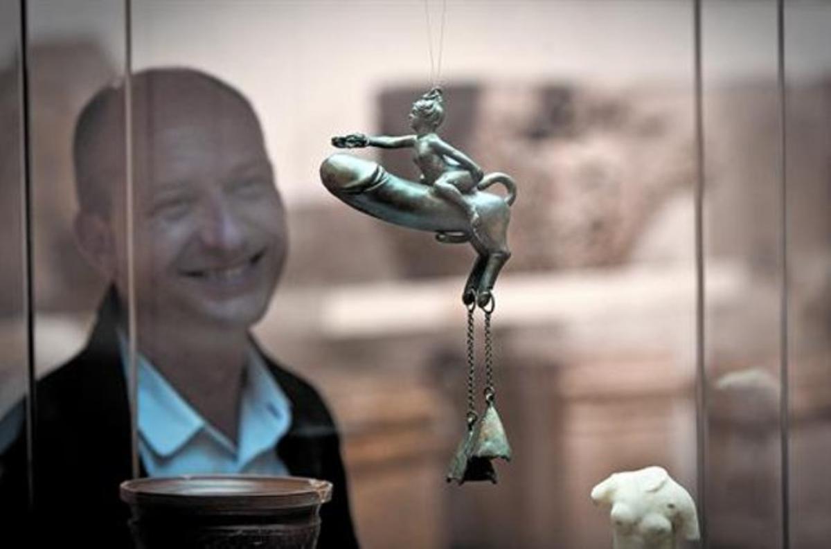 Xabier Llovera, director del Museu d’Arqueologia de Catalunya, admira el ’Fal·lus de Sasamón’, extraordinària peça de bronze i amb suposats poders contra el mal d’ull.