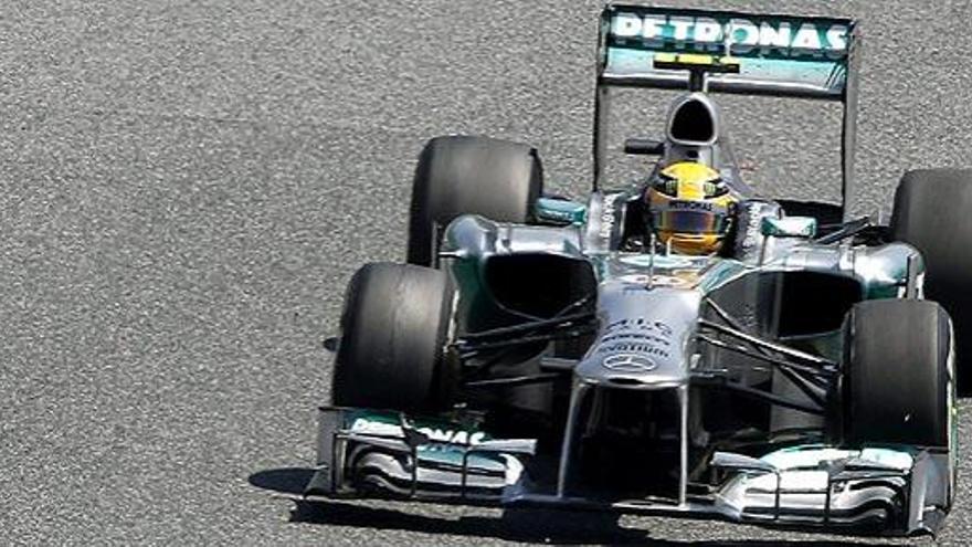 Lewis Hamilton, con su Mercedes en Montmeló.