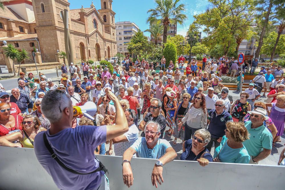 Más de 400 jubilados se concentran para exigir la apertura de las cafeterías de centros de mayores de Torrevieja