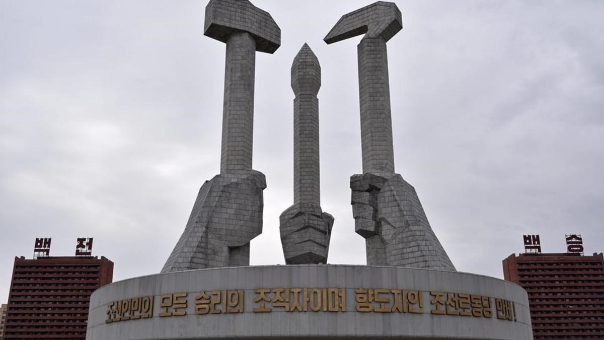 Detalle del monumento del Partido de los Trabajadores de Corea del Norte en Piongyang