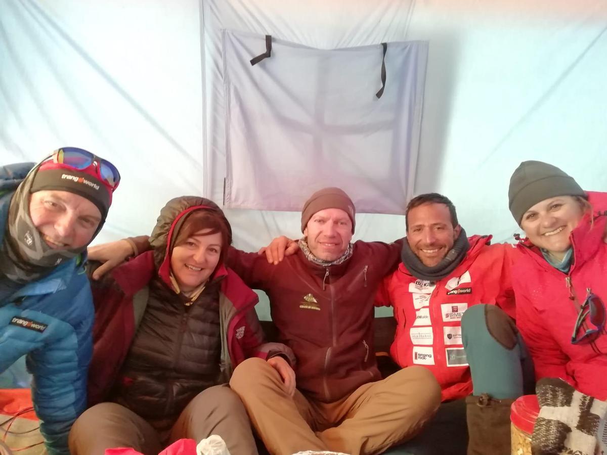 Alex Txikon, cuarto por la izq. junto a Mari Ángeles Muñoz, Fran Navajas y Marimar Muñoz y un miembro de la expedición.