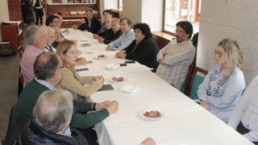 Ana Pastor y Domínguez con los médicos, ayer. // S. Álvarez