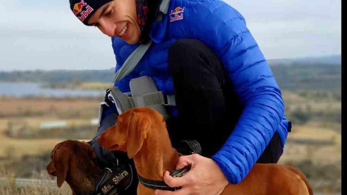 Marc Márquez, este lunes con sus perros