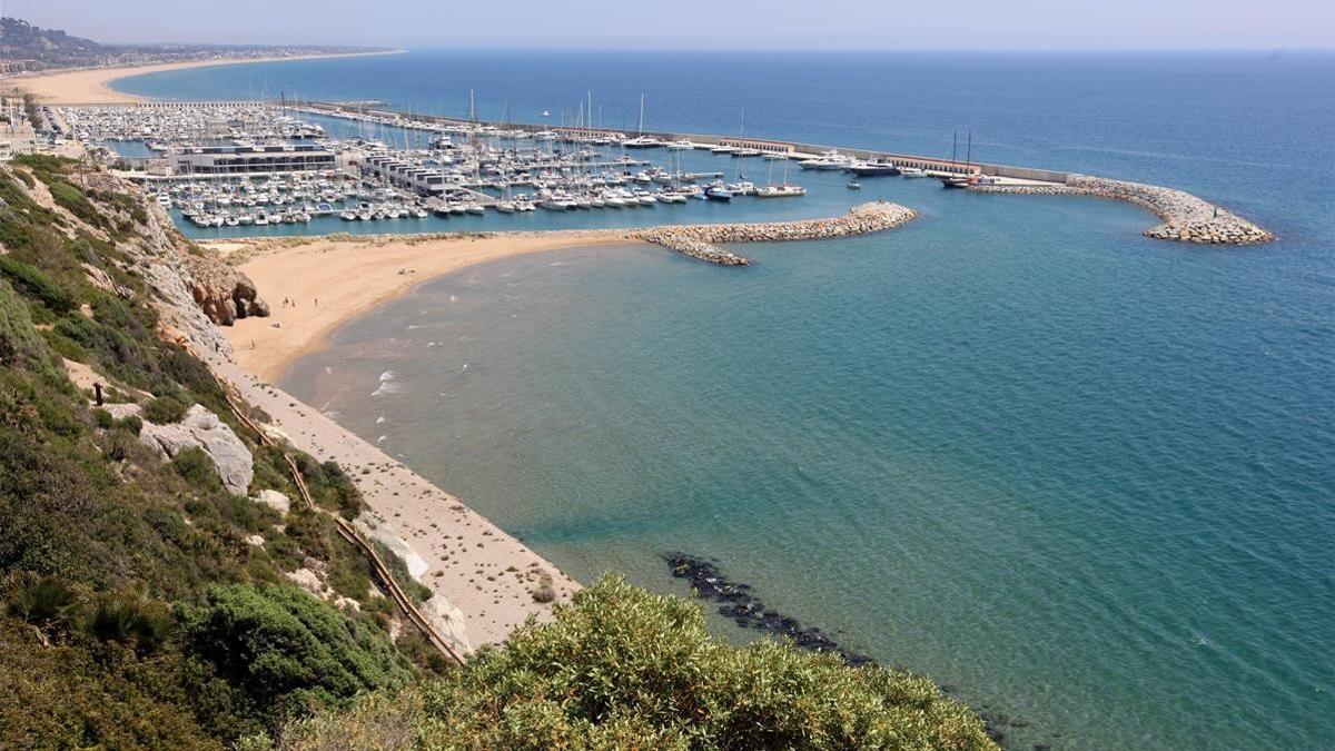 Imagen aérea de la playa secreta, ubicada al lado de un puerto deportivo.