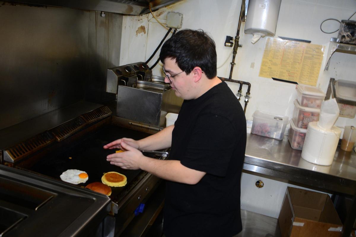 Iván Teixeira trabajando en la elaboración de una hamburguesa &quot;Espírito&quot; en la cocina de Esmorga.