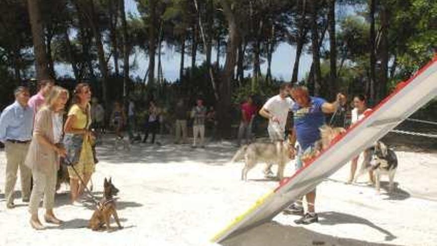 Nagüeles. La alcaldesa  presentó el sábado el parque canino de 11.950 metros cuadrados, es el más grande de Andalucía.