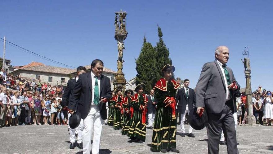 Danza que se baila en el atrio de O Hío en donde es visible el cableado que se pide retirar. // S.A.