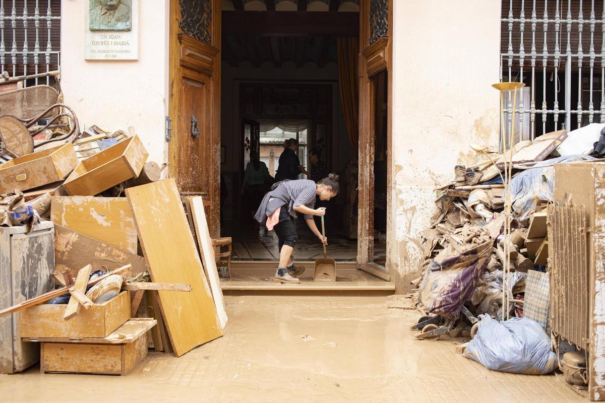 Los objetos, estropeados por el agua y el barro, se acumulan en las calles de Algemesí.