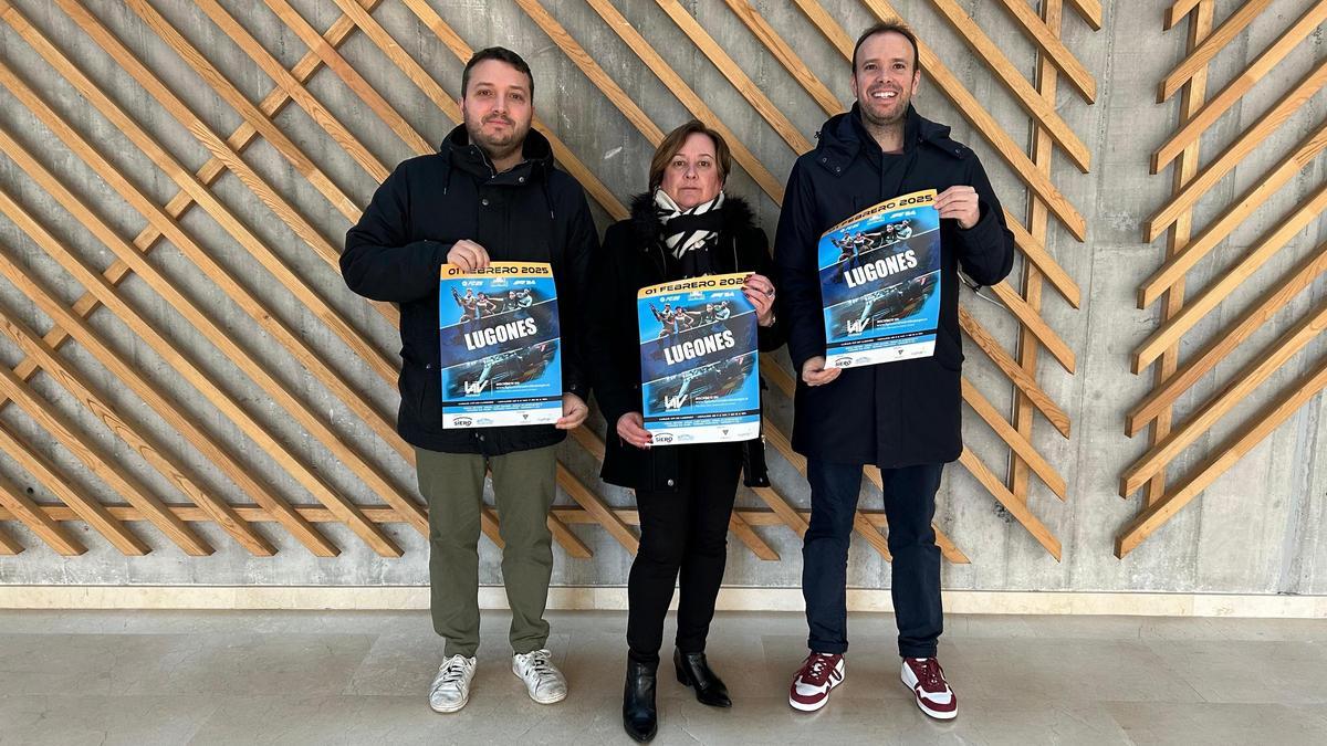 Por la izquierda, José Fernández (miembro de la organización de la liga asturiana de videojuegos), Ana Rosa Nosti (concejala del ayuntamiento de Siero) y Pablo Collado (también de la organización), este lunes durante la presentación..