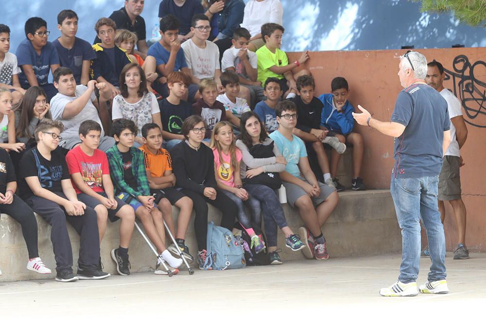 Agentes de Sant Antoni muestran a los alumnos las habilidades de la perra para detectar droga.