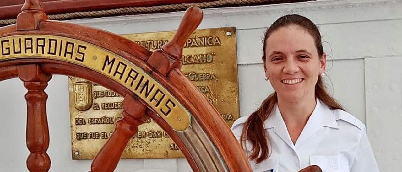 Araceli Regueiro en el timón del “Juan Sebastián Elcano”