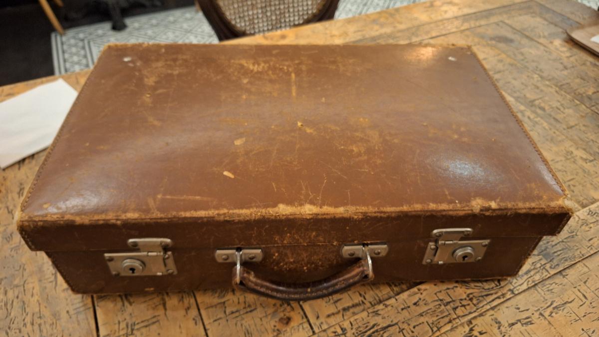 Varias fotografías de Vicente Aleixandre recuperadas del archivo familiar hallado en una antigua maleta de piel.
