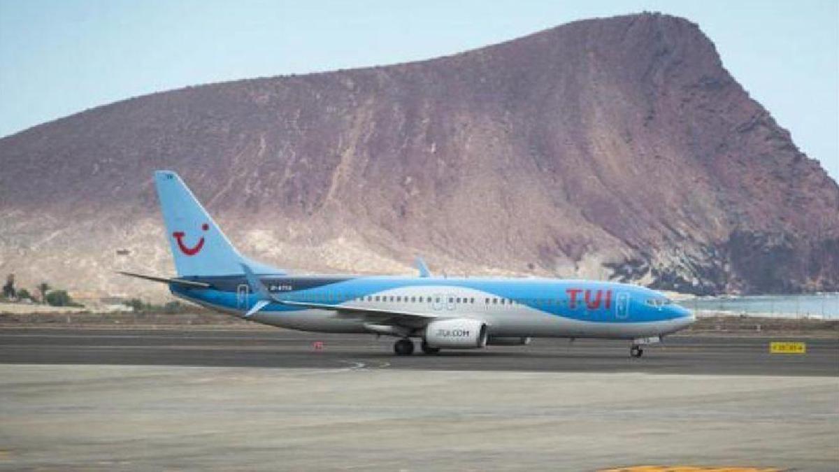 Imagen de archivo de un avión de TUI en el aeropuerto Tenerife Sur.