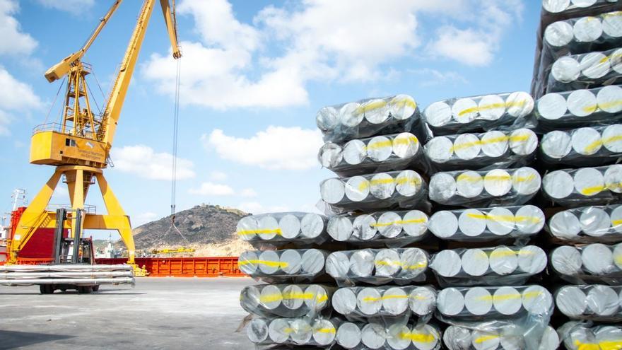 El aluminio llegó en barras, que se distribuirán desde Cartagena al mercado nacional | L.O.