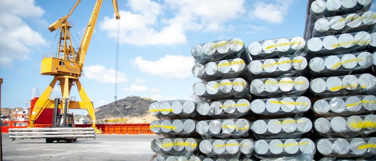 El aluminio llegó en barras, que se distribuirán desde Cartagena al mercado nacional | L.O.