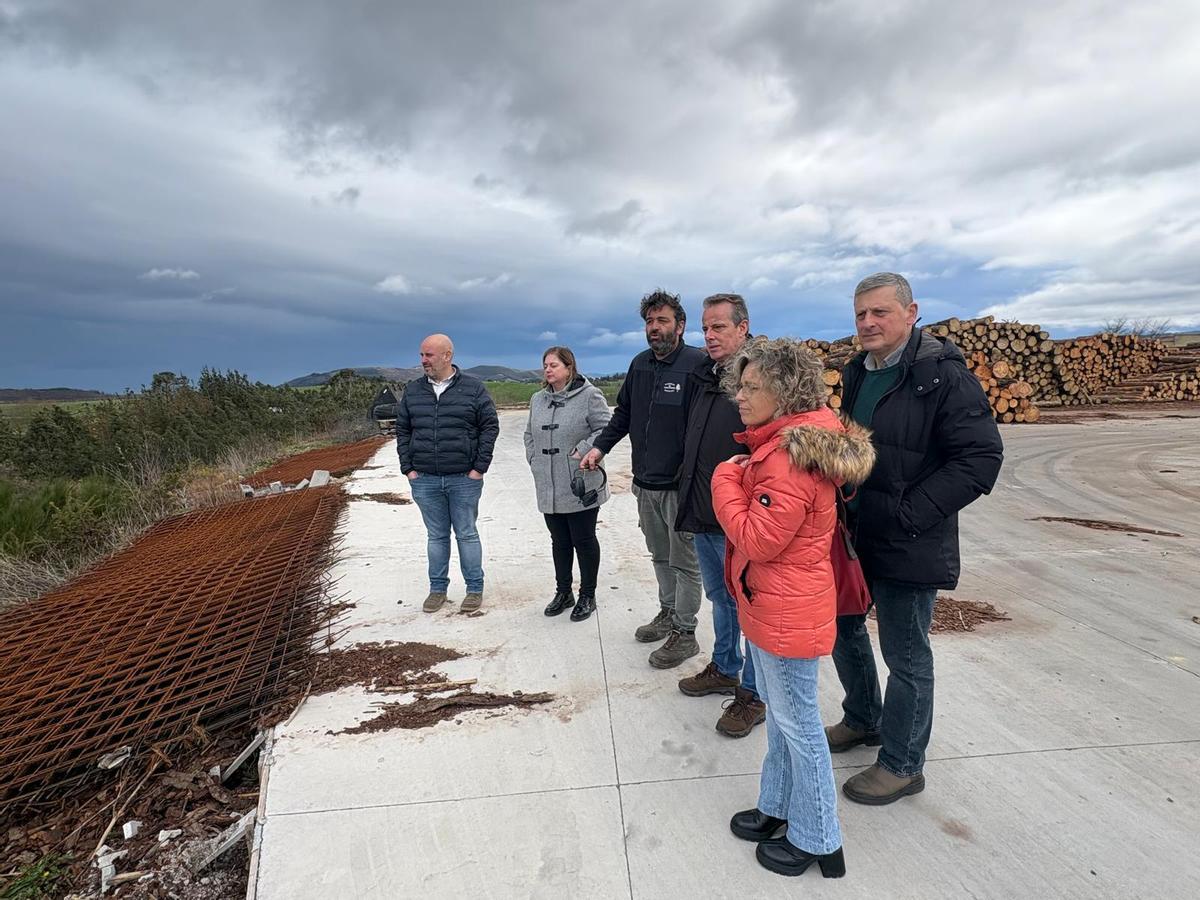 Por la izquierda, Marcos da Rocha, Montse Fernández, Raúl Menéndez, Marcelino Marcos, Araceli Herrero y José Ramón Puerto, en el exterior de Maderas Navelgas.