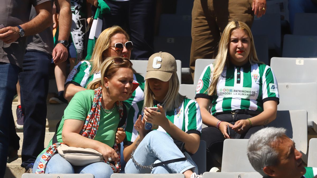 Aficionadas del Córdoba CF en El Arcángel durante un partido.