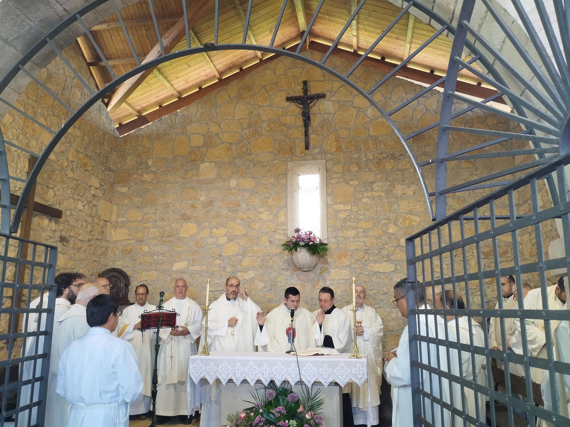 La misa solemne y procesión de la Virgen de la Cabeza en Meres, en imágenes