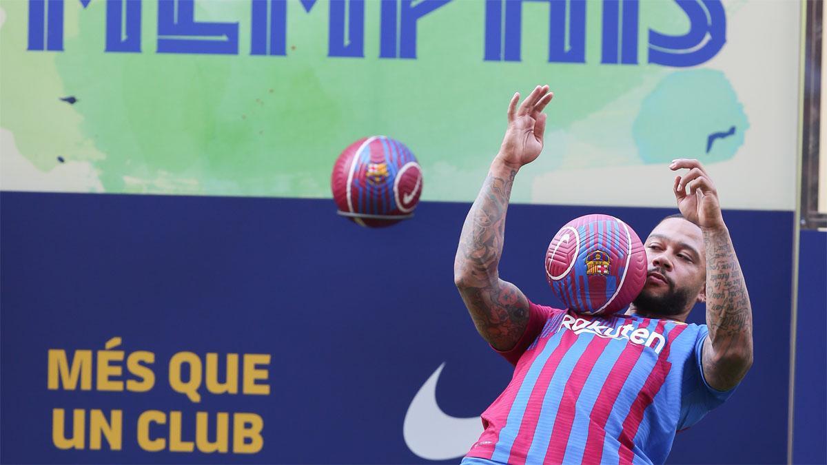 Memphis se atrevió con unos toques de balón y se lo pasó por el pecho y la espalda