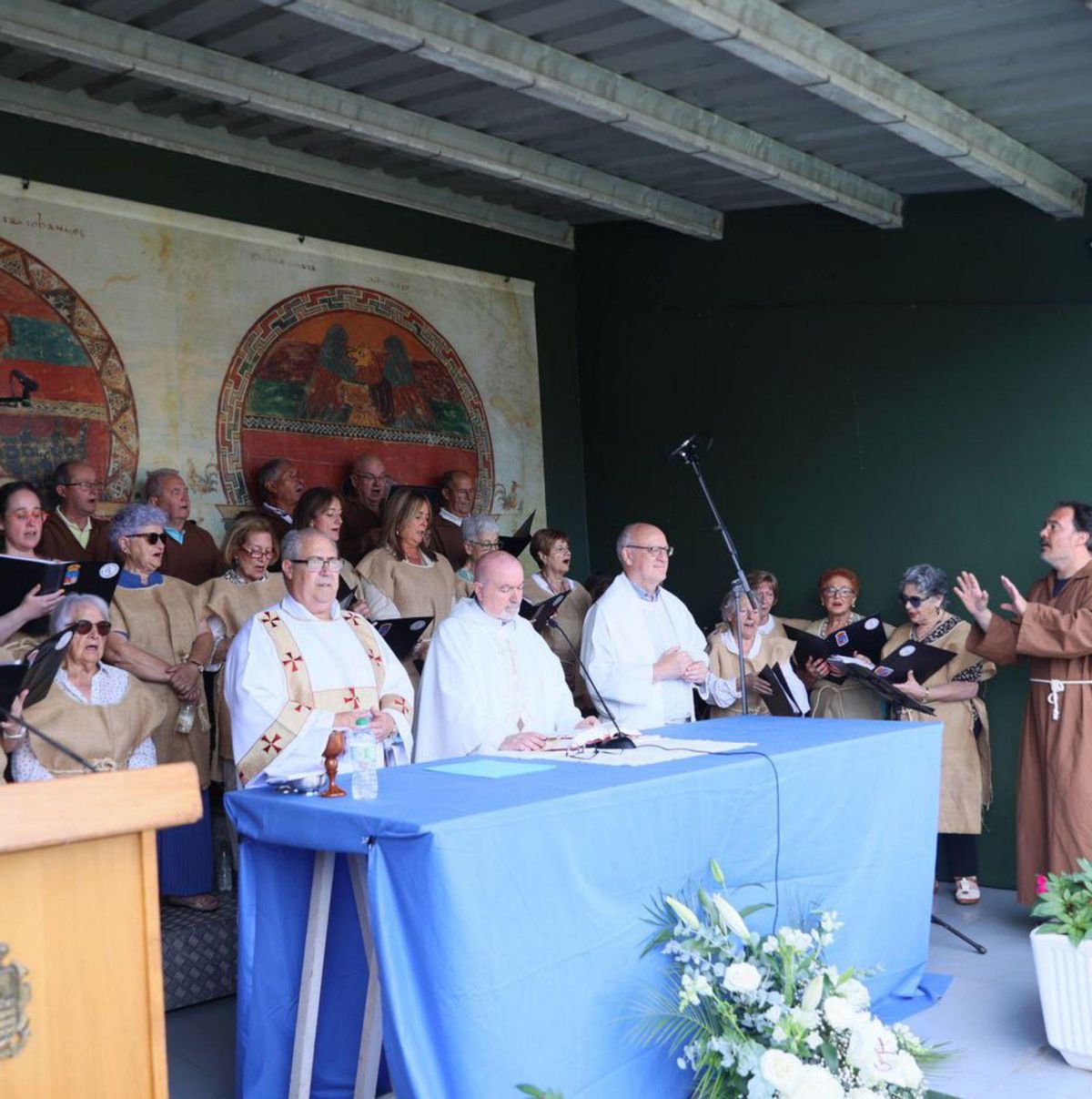 Por la izquierda, en primer término, Gerardo Sanz, los pregoneros Eugenia y David del Valle, y el edil Iván Perez, ayer, durante el desfile de los Exconxuraos. | DANIEL MORA / AYUNTAMIENTO DE LLANERA
